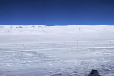 跑青藏线的卡车备着点吃的,一下雪封路真受不了