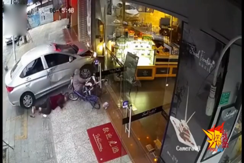 疯狂女司机，竟然如此坑害老两口，这才是真的道德沦丧