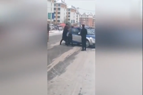 两出租车街头抢道互撞 上演路怒 全武行，噼里啪啦biubiubiu