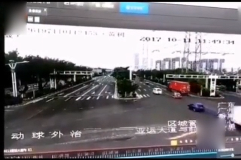 电动车闯红灯怼上小轿车 两人被撞飞