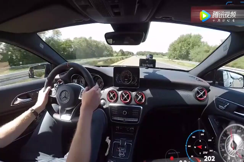 最强小钢炮奔驰AMG A45上了不限速高速，见车就超