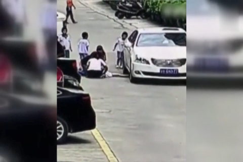电动车和三轮车双双闯红灯，结果无一幸免，监控拍摄作死的10秒
