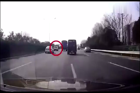 让人痛心疾首的白色SUV，高速上突然做这样一动作