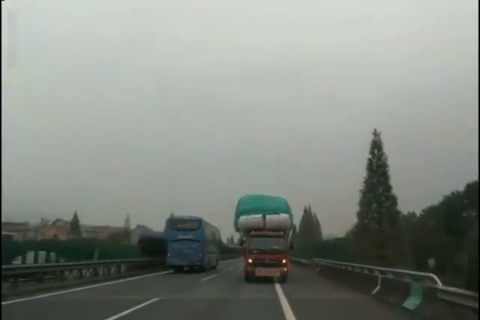 货车司机高速疯狂逆行 六公里后被拦停