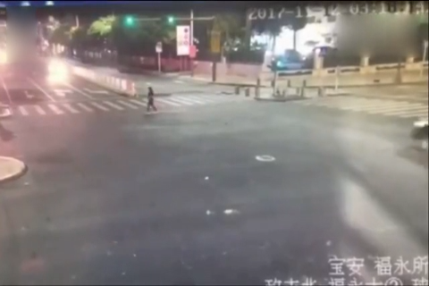 电动车闯红灯遇上奔驰司机酒驾 致一死一伤