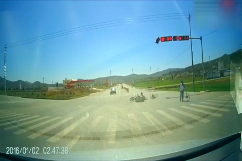 男子悠闲的听着歌开着车，没想到突然出来一辆电动车，瞬间绝望了