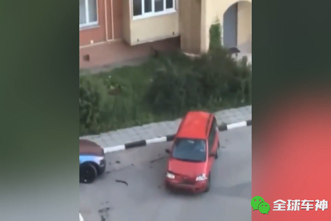 疯狂司机撞了整个小区。可怕！