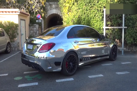 门外镀银奔驰疯狂炸街 假碳纤维布加迪Chiron躲在门内不敢出来