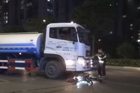 女子骑电动车带娃 被洒水车卷入车底