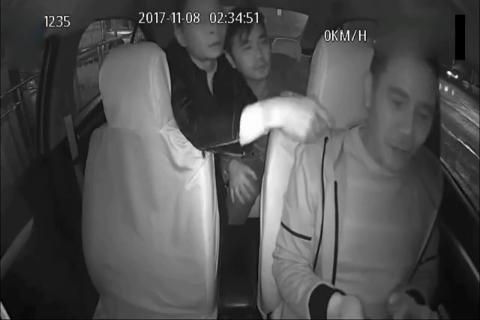醉酒男出租车呕吐 司机一句”怎么办”竟然遭到这样的对待！
