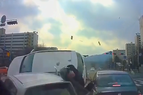 电动车女子幸运的躲过大货车,却败给了身后的女司机!