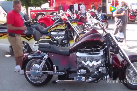 直接把卡车发动机装在摩托车上，就是Boss Hoss