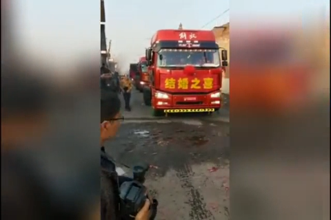 “我们不一样”，忒拉风了，几十辆卡车当婚车？！