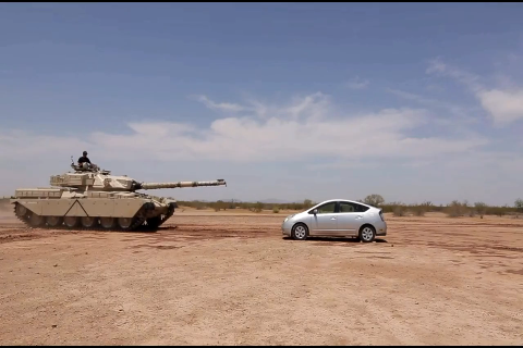 卡车司机转弯熄火，后车完全不给机会，接下来的画面真心想不到