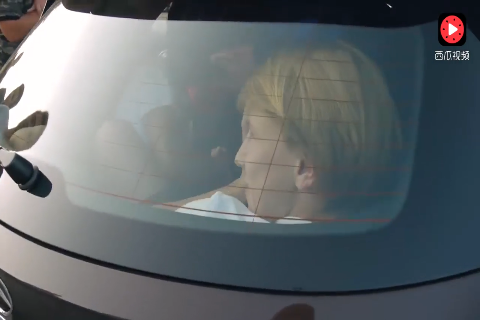 小伙新提奔驰SUV，朋友们都要坐坐，接下来的画面能让他吹一辈子