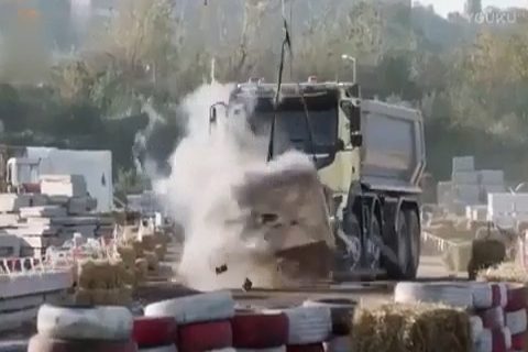 未来汽车测试_ 四岁小女孩操控无人驾驶大卡车,“横冲直撞”