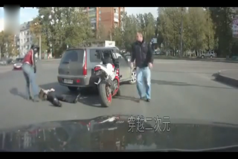 摩托车路口等红灯, SUV司机下车挑衅, 下一秒就教他做人