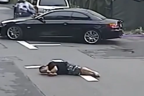 奔驰女司机撞到电动车，监控拍下她无耻18秒