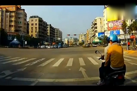 路虎和奥迪SUV飙车了 但路虎这个举动瞬间遭殃