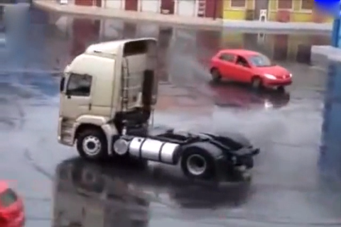 大卡车都能这样玩漂移了？你确定不是在逗我？？？