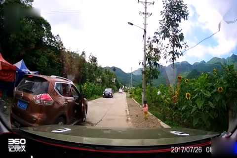 女生骑电动车抢道, 奥迪没敢踩刹车, 记录仪拍下让她们绝望的3秒