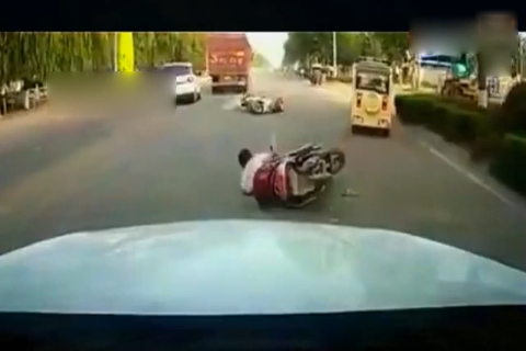 一起连锁反应的惨烈车祸，全因两个电动车！大货车连续碾压