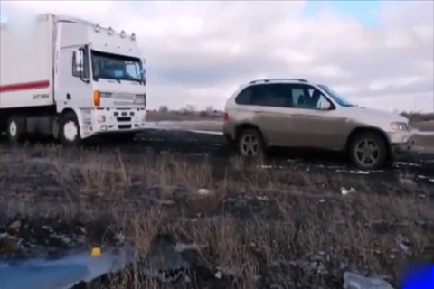 大卡车掉坑打滑走不了,怕是非要宝马X5来才能拉出来吧？！？！