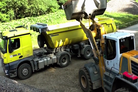 实拍：利勃海尔装载机给奔驰卡车装车过程