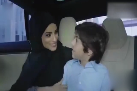 迪拜无人驾驶特斯拉出租车,艾玛呀！怕是要吓死人了！