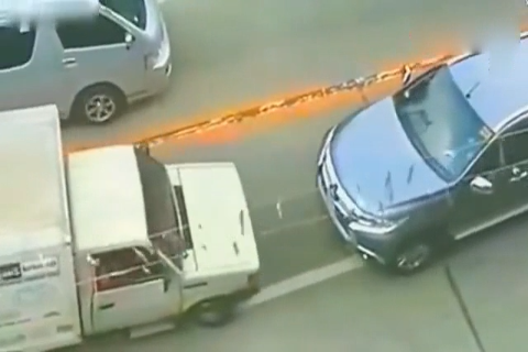 SUV和小货车“顶牛”货车老司机教你们做人！！