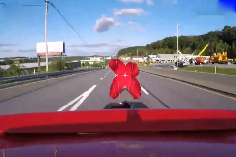 雪佛兰跑车时速240公里, 打开减速伞是会怎样？