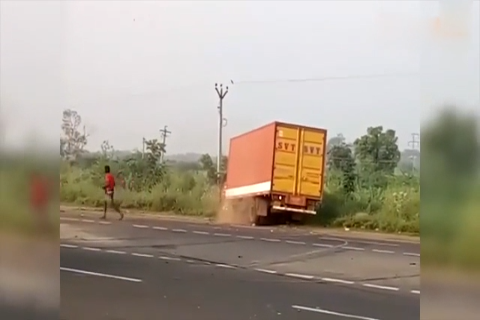 大货车失控疯狂自虐,司机崩溃了,宛若智障！！！