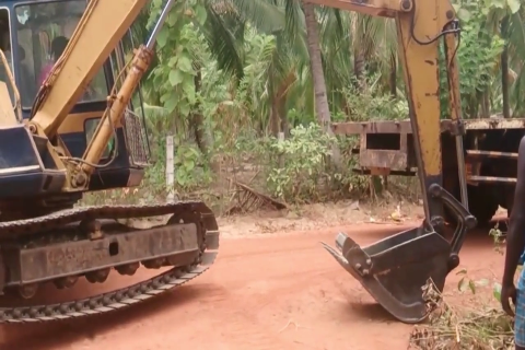 实拍：印度工人驾驶小松挖机上卡车过程