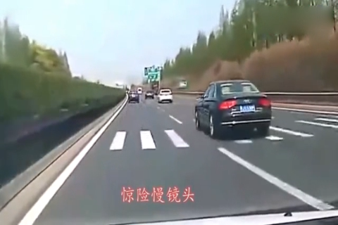 作死电动车,十字路口走S弯,司机一脚油门送她上西天