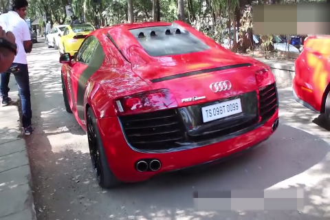 奥迪R8疯狂炸街暴走 开跑车要的就是这暴脾气