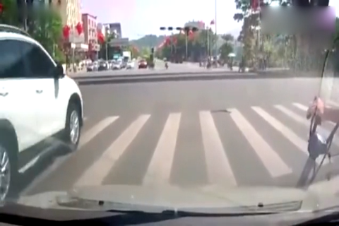 路怒丰田女司机真疯狂,连撞8个人还没有停下来的意思