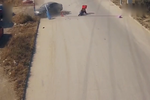 他带着媳妇骑电动车正常行驶,怎么也想不到这样的“天降横祸”