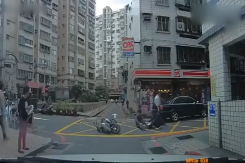 都说车祸太多是因为汽车太多,但现实是因为摩托车电动车太多