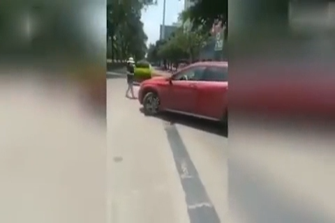 奔驰女司机与电动车大妈刮蹭后互殴 驾车撞向大妈