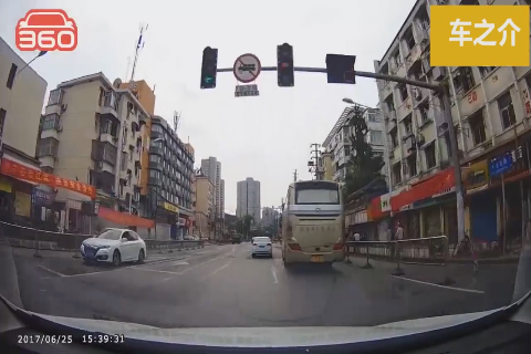 逆行电动车以为轿车不会撞他，看到地上两个孩子后，简直心如刀割