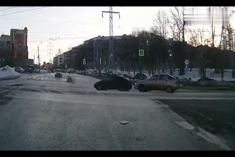 看了俄罗斯车祸视频, 很好奇为什么他们没有电动车和摩托车!