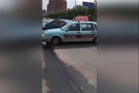 网约车被三辆出租车围堵 冲撞数次突出重围