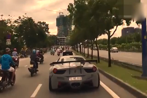 宽体法拉利与兰博基尼 跑车起步真的帅