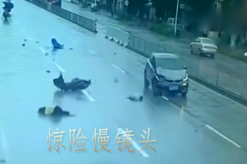 电动车大妈狂加油门闯马路, 三秒后母女三人一起上天堂!