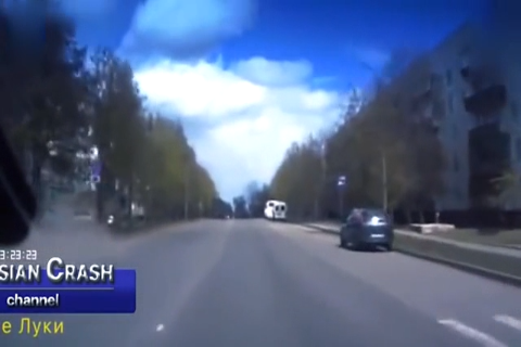 大妈骑电动车横冲直撞,视频车宁可撞上去,也没敢动方向盘