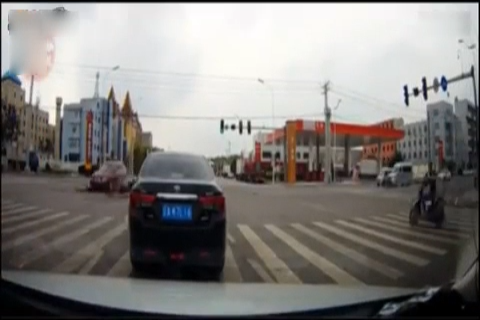 骑电动车 摩托车的朋友来看下,看到这些车祸你就知道了