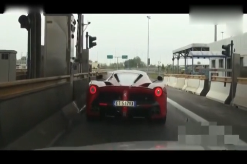 价值4000万法拉利跑车经过高速收费站,十秒钟后全是尴尬!