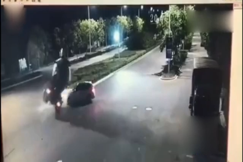 监拍女司机开SUV逆行 被搅拌车压扁