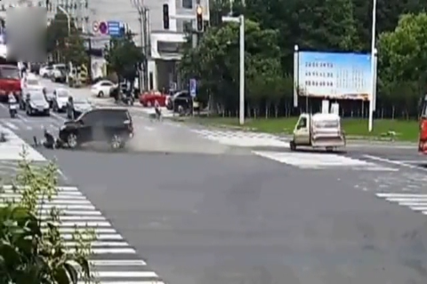 老人骑电动车闯红灯 被撞飞几十米