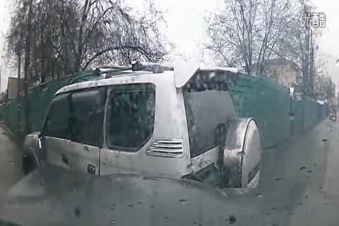 路口窜出一辆SUV，女司机没看到，撞了上去，吓得直哭